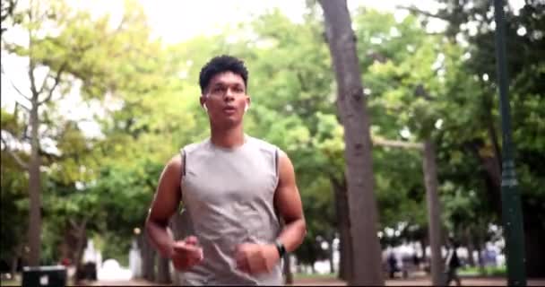 Mannenloper Fitness Lichaamsbeweging Natuur Horloge Cardio Het Park Met Oordopjes — Stockvideo