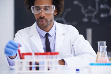 İnsan, bilim adamı ve laboratuarda kan testi tüpü, konteyner ve patoloji için biyokimya. Siyahi kişi, biyoloji ve DNA araştırmaları sağlık hizmetleri, RNA ve tıbbi yenilik çalışması süreci.