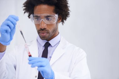 Bilim, test ve pipetinde kan olan adam, gözlük ve DNA için tıbbi araştırma laboratuvar teknisyeniyle sonuçlandı. Analiz, araştırma ya da tanı için örnek içeren patoloji, laboratuvar ve bilim adamı.