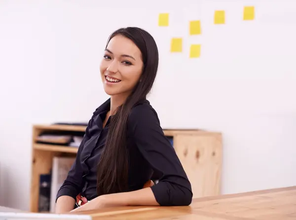 Büro Lächeln Und Porträt Einer Asiatischen Geschäftsfrau Schreibtisch Mit Selbstvertrauen — Stockfoto