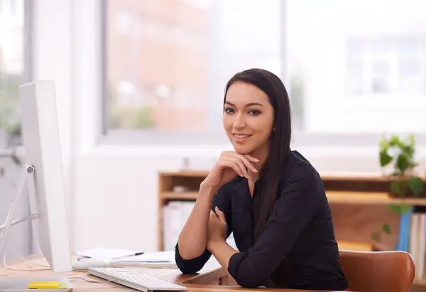 Kontor Datamaskin Portrett Forretningsmessig Asiatisk Kvinne Ved Skrivebordet Med Tillit – stockfoto