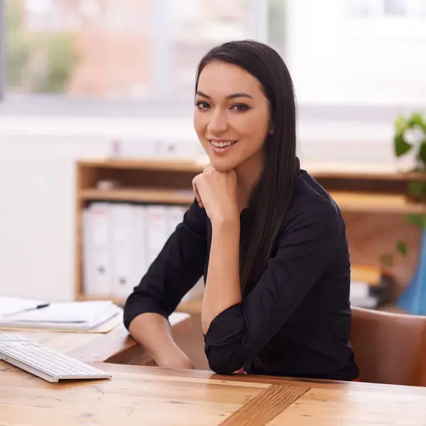 Kontor Lykkelig Portrett Forretningsmessig Asiatisk Kvinne Skrivebordet Med Tillit Stolthet – stockfoto