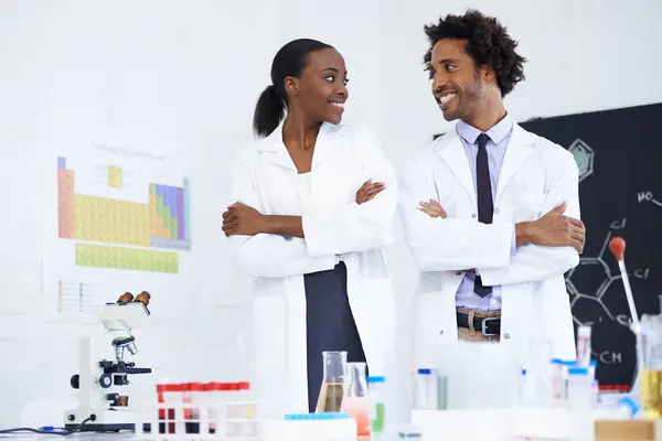Wetenschapper Geluk Armen Gekruist Met Teamwork Laboratorium Voor Chemisch Onderzoek — Stockfoto