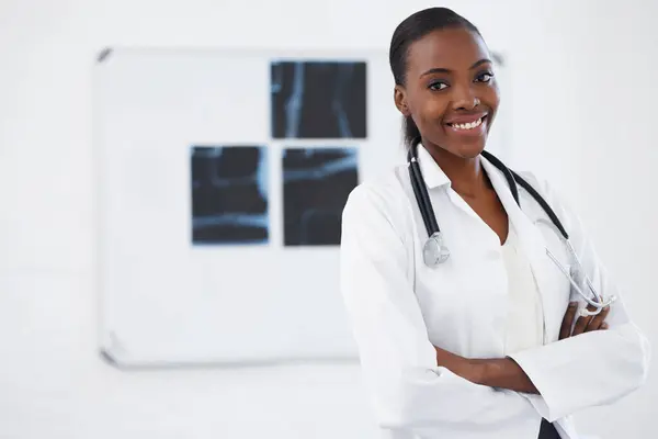 病院でX線 放射線学を有する肖像画 女性の医師 ナイジェリアの医師 骨または解剖学のための診察のために横断された医療 健康または腕 — ストック写真