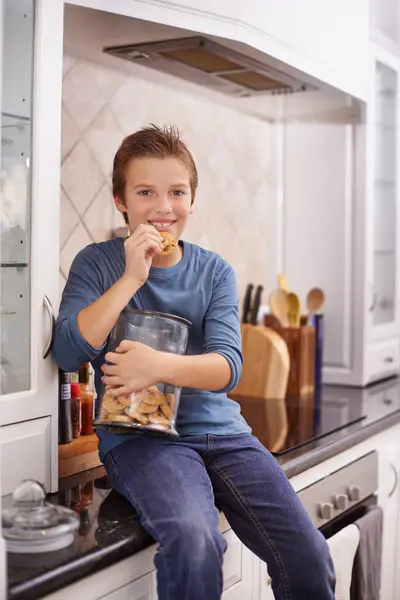 Retrato Sorriso Jarra Biscoito Com Criança Menino Cozinha Casa Comendo — Fotografia de Stock