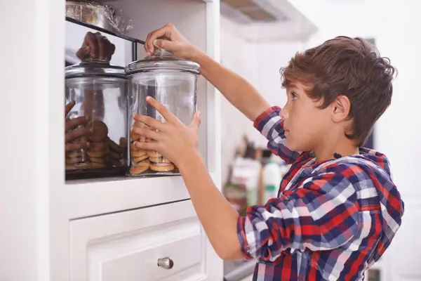 Koekjes Keuken Snack Voor Jongen Huis Stelen Stiekem Suiker Voorraadkast — Stockfoto