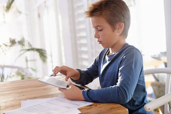 Zuhause Junge Und Papier Mit Tablet Für Die Bildung Über — Stockfoto