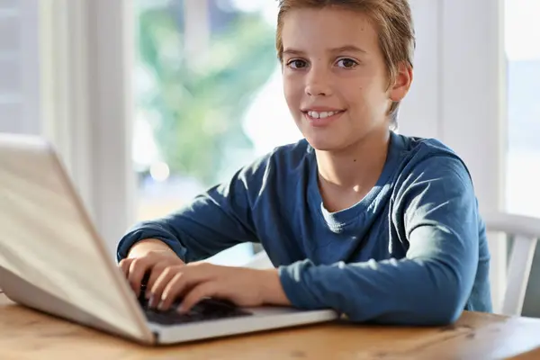 Casa Ragazzo Bambino Con Computer Portatile Sorriso Apprendimento Online Con — Foto Stock