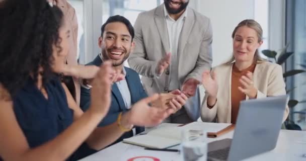 Dizüstü Bilgisayar Kutlama Ofisteki Meslektaşlarından Gülümseme Video Görüşmesi Şirkette Işbirliği — Stok video
