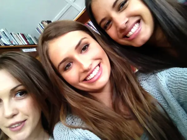 Mujeres Estudiantes Universitarias Selfies Como Amigas Con Sonrisa Biblioteca Del —  Fotos de Stock
