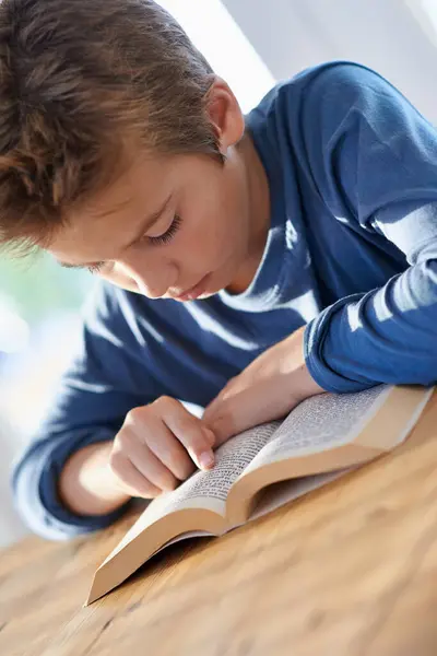 少年と子供は 子供の発達 成長のために学ぶ宿題のための教科書を読んでいます Homeschool 試験やテストや学校のプロジェクトの修正とノートと研究 — ストック写真