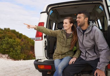 Çift, araba ve yolculukta macera, tatil ve kırsal alanda mutlulukla gezmek için işaret etmek. Tatil, turizm ya da açık hava gezisi için kadın, erkek ya da araçla seyahat.