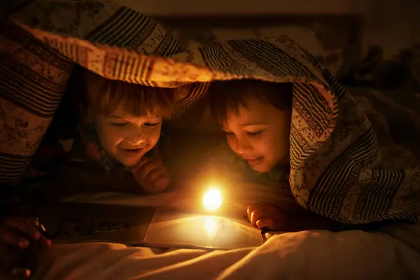 Koc Latarka Dzieci Nocy Szczęściem Czytające Książkę Fantazją Magią Przyjaciele — Zdjęcie stockowe