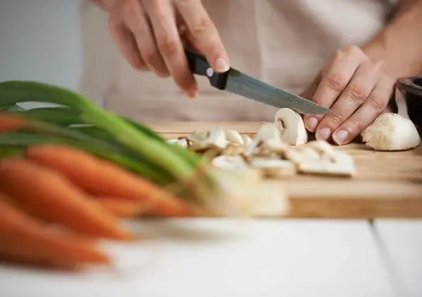 Cozinhar Comida Mãos Com Legumes Cozinha Tábua Madeira Para Corte — Fotografia de Stock