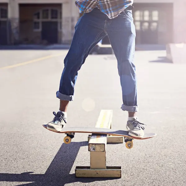 Скейтпарк Баланс Человек Верховой Ездой Скейтборде Техники Мастерства Трюка Рекреационной — стоковое фото