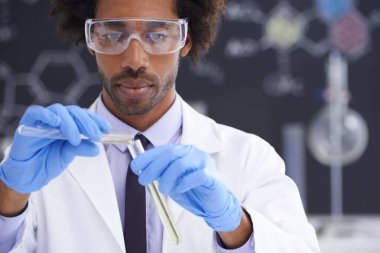 İnsan, bilim için laboratuvar, çözüm ve mühendislik için biyokimya aşısı ve test tüpü. Siyahi kişi, ilaç şişesi ve sağlık hizmetleri, konteynır ve tıbbi yenilik çalışmaları için araştırma.