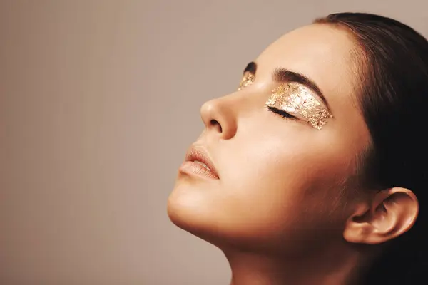 Mulher Cara Ouro Brilham Olhos Beleza Cosmetologia Glamour Com Cosméticos — Fotografia de Stock