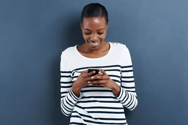 Teléfono Búsqueda Mujer Negra Feliz Estudio Con Las Redes Sociales — Foto de Stock