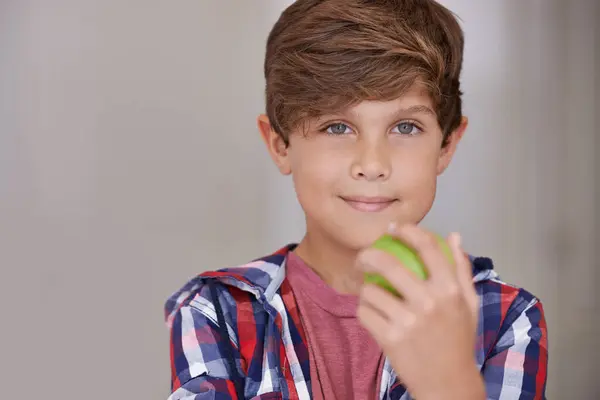 Portret Appel Jongen Kind Huis Het Eten Van Groen Fruit — Stockfoto