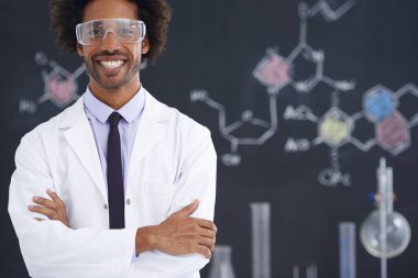 Bilim adamı, portre ve kollar kimyasal araştırma, tıbbi çalışma ve mutluluk için laboratuvarda gözlüklerle çaprazlandı. Bilim, Afrikalı profesyonel ve ilaç deneyi için kendine güveni tam..