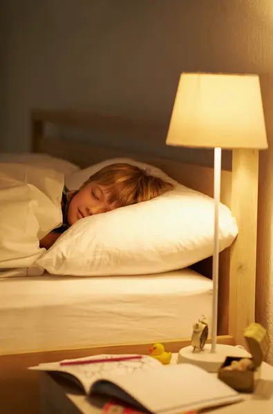 Chłopiec Sypialnia Odpoczynek Przez Noc Spanie Zmęczony Zmęczeniem Spokojem Dziecko — Zdjęcie stockowe