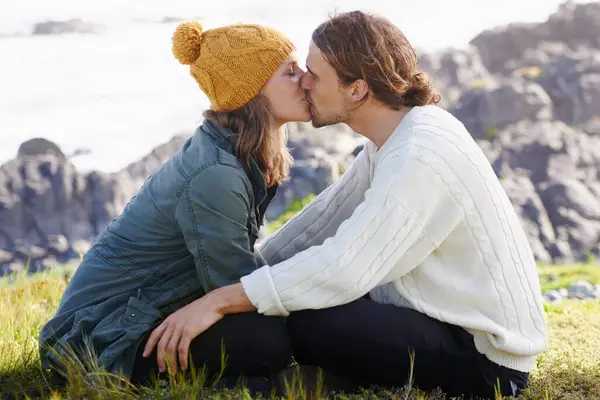 Affection Couple Kissing Nature Outdoor Grass Hilltop Scenery Passionate People — Stock Photo, Image
