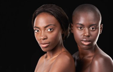 Stüdyo, cilt bakımı ve arkadaşların güzelliği, siyah arkaplanda kozmetik ürünleri için portre ve özgüven. Dermatoloji ya da yüz bakımı için sağIık, kadınlar ya da Afrikalı insanlar, modelleme alanı ve ışıltıdan gurur duyuyorlar..