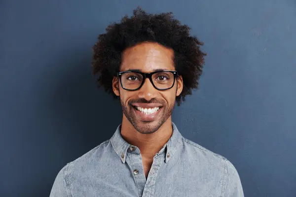 Hombre Feliz Retrato Gafas Con Montura Estudio Rizado Afro Gafas — Foto de Stock