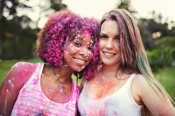 楽しみ 経験または結合のための色の粉の祭りの女性のスプラッシュ ペンキそして肖像画 お祝い またはカラフルなストリートパーティーの伝統のためのインドの女性の友人の旅行 自由または顔 — ストック写真