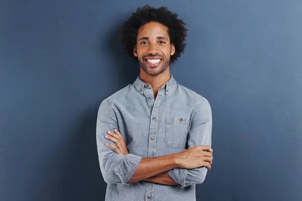 Retrato Sonrisa Hombre Negro Con Los Brazos Cruzados Moda Afro — Foto de Stock