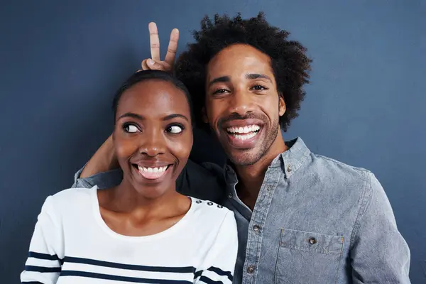 Mutlu Portre Aşk Dolu Siyah Çift Stüdyoda Mutlulukla Birlikte Deli — Stok fotoğraf