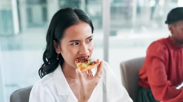 Mujer Negocios Pizza Comer Oficina Para Almuerzo Con Comida Rápida — Vídeos de Stock