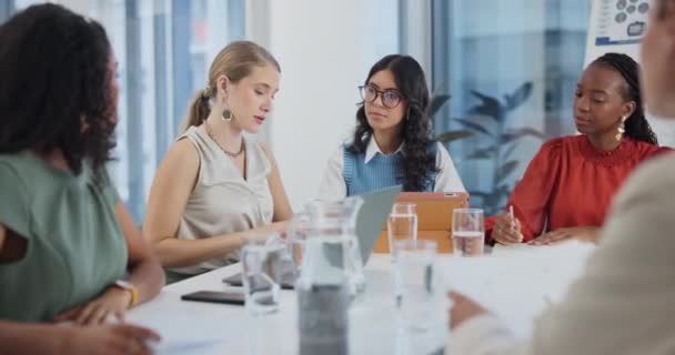 Negocios Mujeres Colaboración Con Papeleo Reunión Para Revisión Análisis Datos — Vídeo de stock