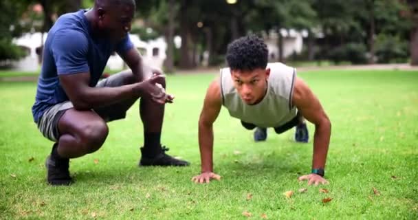 Şınav Çekmek Spor Yapmak Sahada Erkek Kişisel Antrenörlerle Birlikte Spor — Stok video