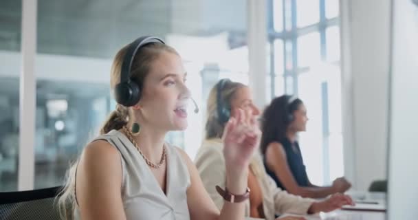 Bilgisayar Kadın Kulaklık Müşteri Hizmetleri Danışmanlık Görüşmesi Için Çağrı Merkezinde — Stok video