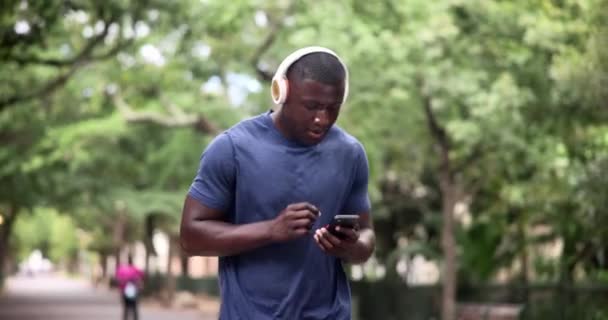 黑人男子和手机在室外跑步以获得音乐 健康和健康以进行锻炼 跑步者和运动员身体强壮 适合运动 健康或通过流动进行有氧运动训练 — 图库视频影像
