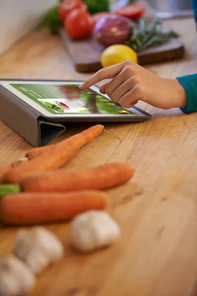 Mão Cozinhar Tablet Com Legumes Cozinha Como Refeição Nutricional Receita — Fotografia de Stock