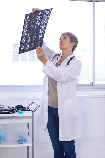 Woman Senior Doctor Study Xray Planning Medical Treatment Surgery Healthcare — Stock Photo, Image