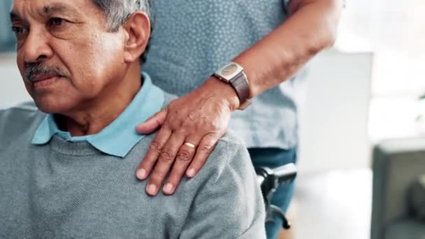 Starszy Mężczyzna Dłonie Żona Wspierające Opiekę Zdrowotną Empatię Lub Zaufanie — Wideo stockowe