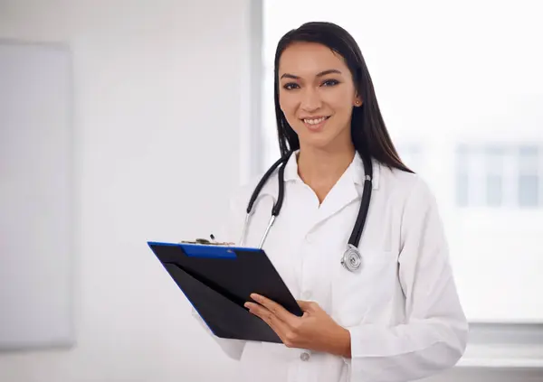 Retrato Médico Feliz Mulher Escrevendo Checklist Hospital Para Saúde Bem — Fotografia de Stock