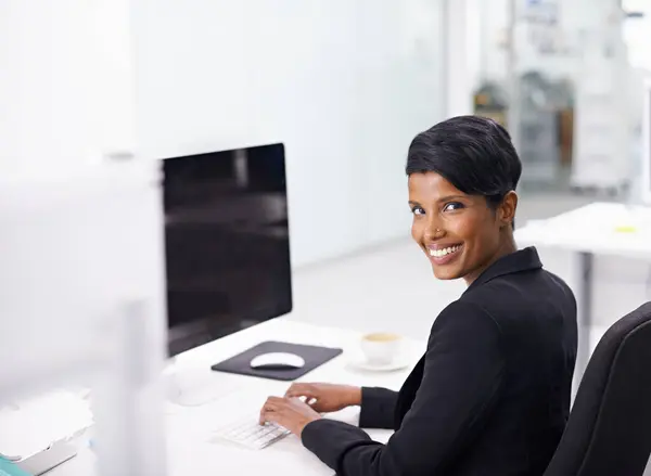 ウェブデザイン プランニング 研究のためのモックアップとオフィスの幸せなビジネス女性のコンピュータ 画面と肖像画 創造的なアイデアのインスピレーションのためにオンラインPc 顔と女性デザイナー FaqまたはGoogle — ストック写真