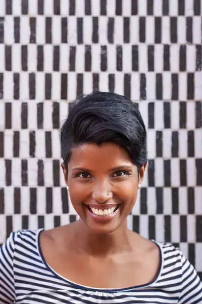 Femme Portrait Sourire Avec Motif Bonheur Style Urbain Pour Optimisme — Photo