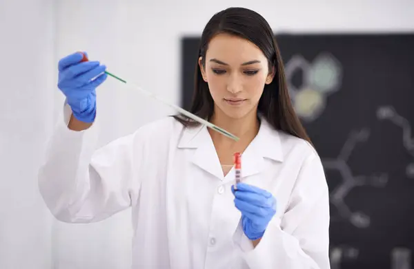 Badania Kobiet Laboratoriów Nauki Probówki Lub Chemii Medycznej Dla Przełomu — Zdjęcie stockowe
