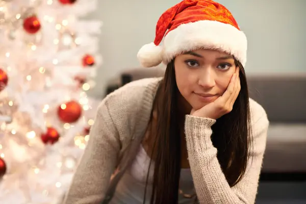 肖像画 退屈でクリスマス 寂しいお祝いのための家のリビングルームで不幸な女性と 12月のホリデーシーズンのためのアパートでサンタの帽子を持つうつ病 悲しいまたは欲求不満と若者 — ストック写真