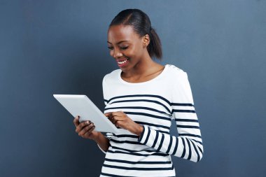 Siyahi kadın, tablet ve teknoloji sosyal medya veya internet bağlantısı, araştırma veya mavi arka planda gezinme. Kitap ya da blog, e-posta ve bağlantı ile okuma, yayınlama ve bildirim.