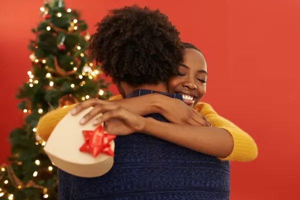 Boże Narodzenie Teraźniejszość Czarna Para Uścisku Pudełkiem Lub Otwarcie Niespodzianki — Zdjęcie stockowe