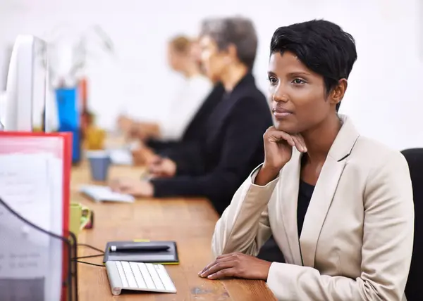 商业女性 为职业 工作或远见在办公室用电脑思考和计划的女性 在工作场所为计划 头脑风暴或计划提醒而惊奇或思考的女性员工或女性员工 — 图库照片