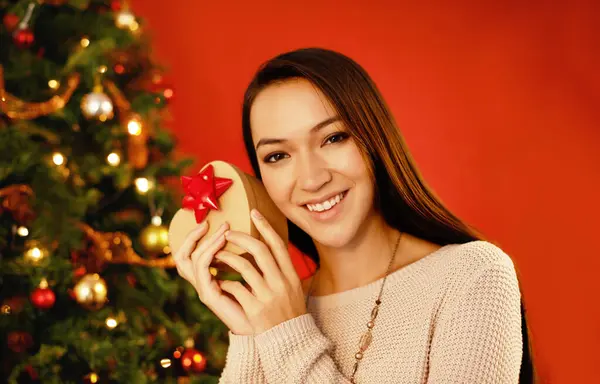 Portret Uśmiech Boże Narodzenie Kobietą Pudełko Paczka Czerwonym Tle Studio — Zdjęcie stockowe