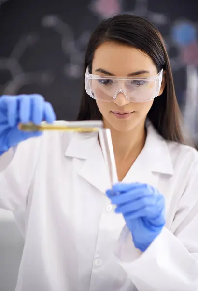 Mujer Laboratorio Ciencia Experimentan Con Probeta Para Investigación Médica Como —  Fotos de Stock