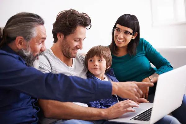 Famiglia Laptop Apprendimento Streaming Sul Divano Sorriso Legame Soggiorno Videochiamata — Foto Stock